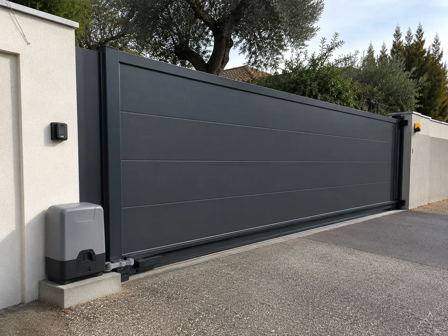 Portail coulissant motorisé installé par POLYHERTZ